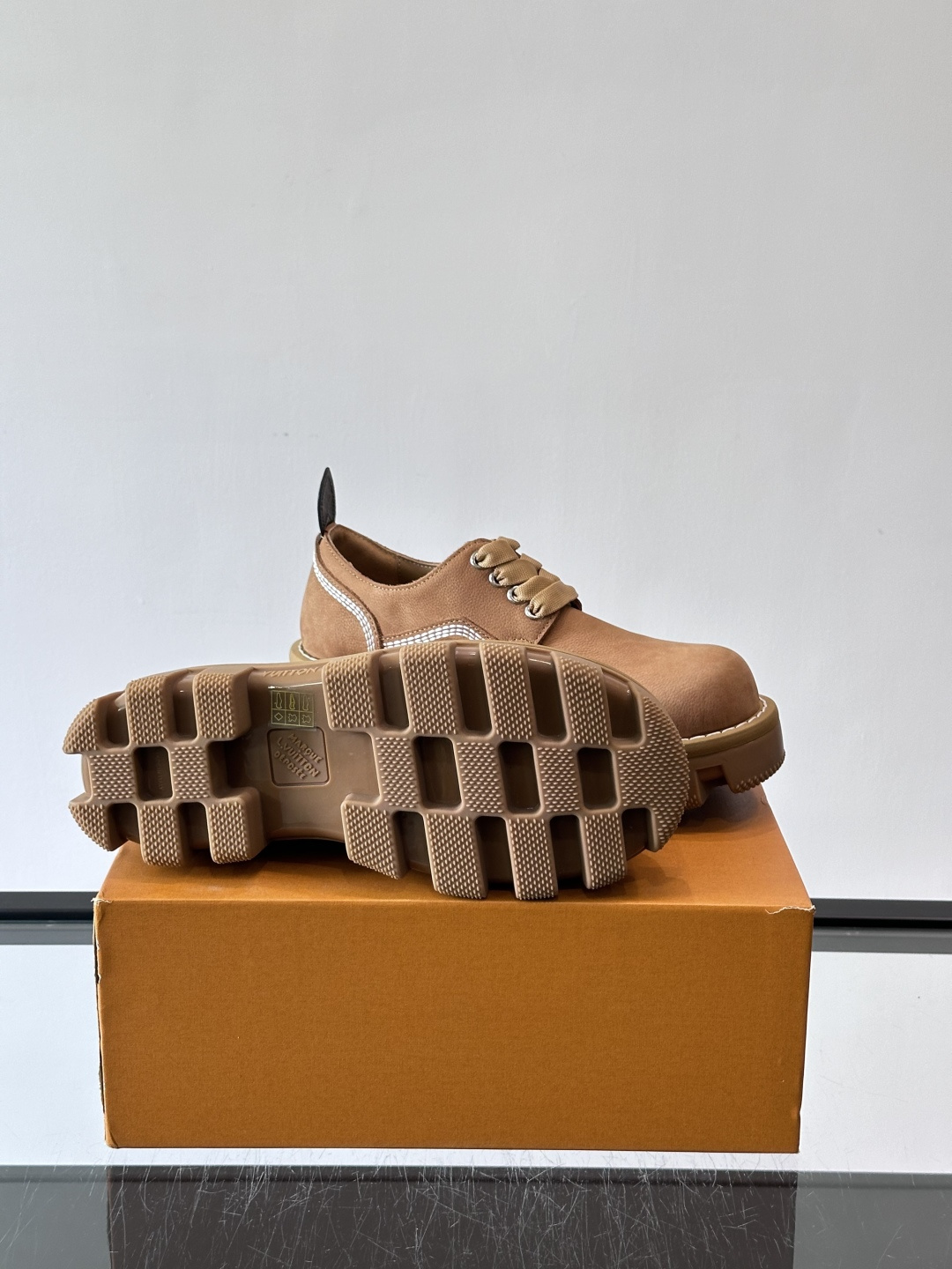 LV男士工装鞋，采用绒面皮革，质感细腻又耐穿。厚实齿轮状橡胶鞋底，抓地力和耐磨性都很棒，日常通勤或户外都