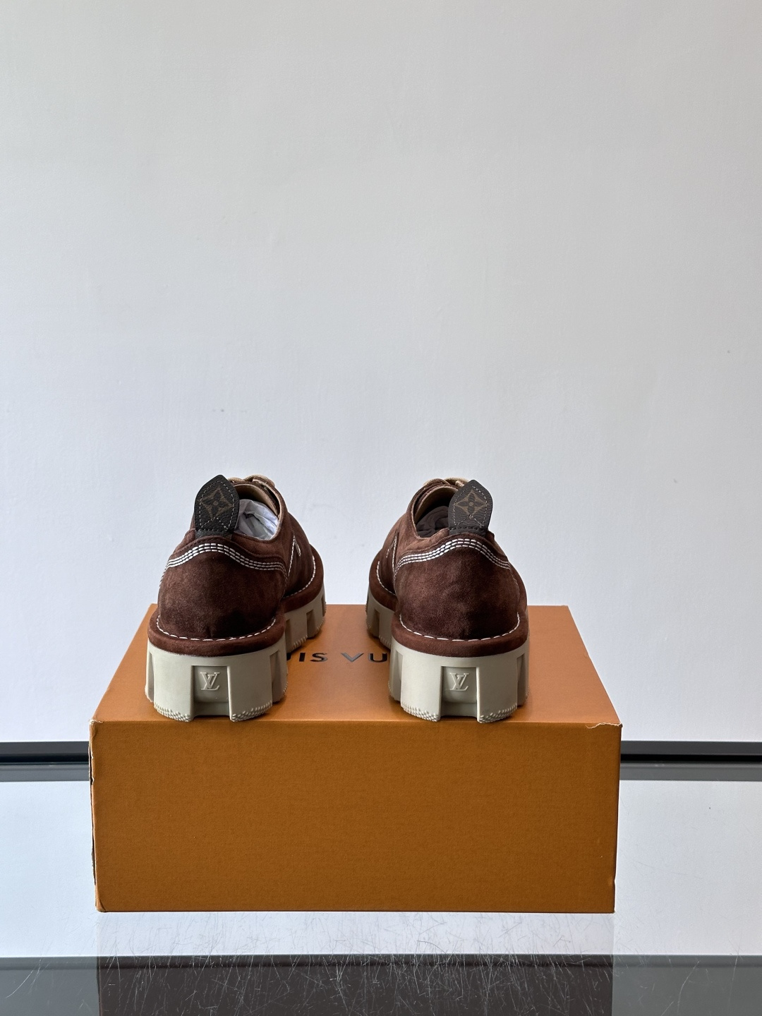 LV男士工装鞋，采用绒面皮革，质感细腻又耐穿。厚实齿轮状橡胶鞋底，抓地力和耐磨性都很棒，日常通勤或户外都