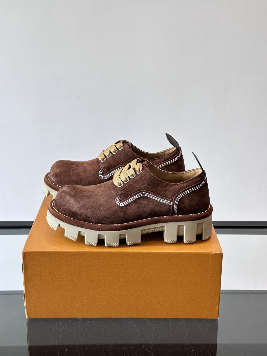 LV男士工装鞋，采用绒面皮革，质感细腻又耐穿。厚实齿轮状橡胶鞋底，抓地力和耐磨性都很棒，日常通勤或户外都