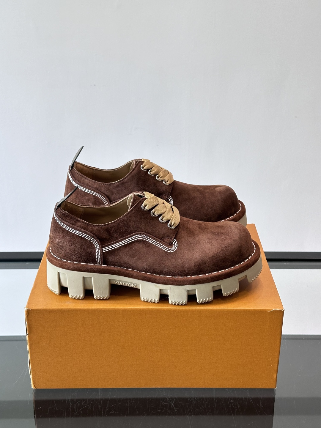LV男士工装鞋，采用绒面皮革，质感细腻又耐穿。厚实齿轮状橡胶鞋底，抓地力和耐磨性都很棒，日常通勤或户外都