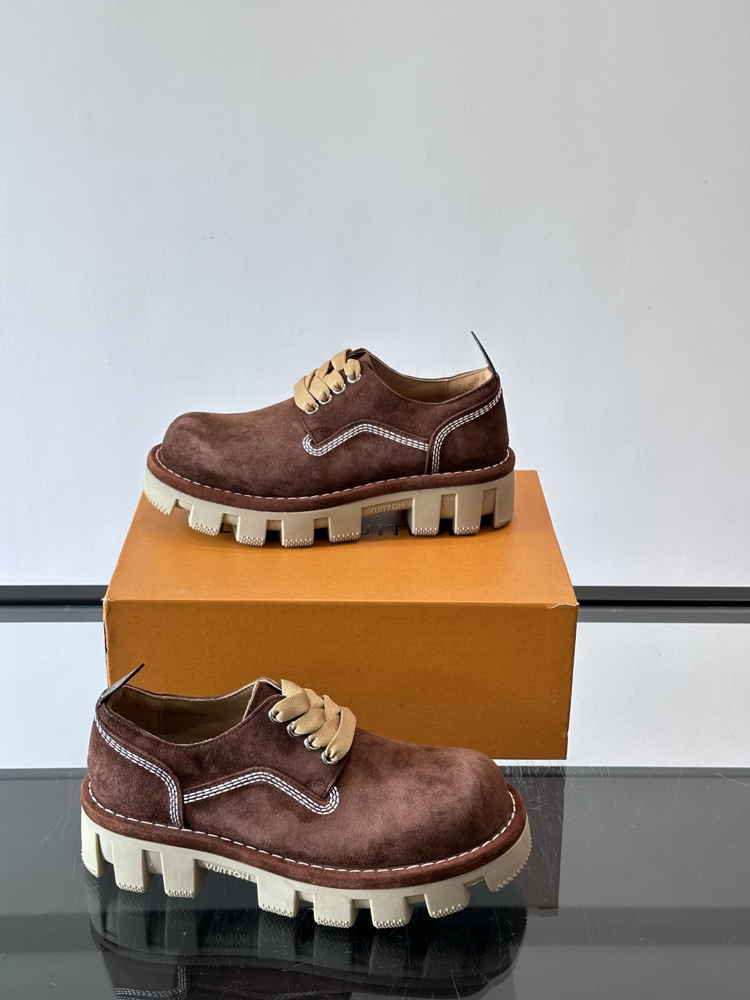 LV男士工装鞋，采用绒面皮革，质感细腻又耐穿。厚实齿轮状橡胶鞋底，抓地力和耐磨性都很棒，日常通勤或户外都