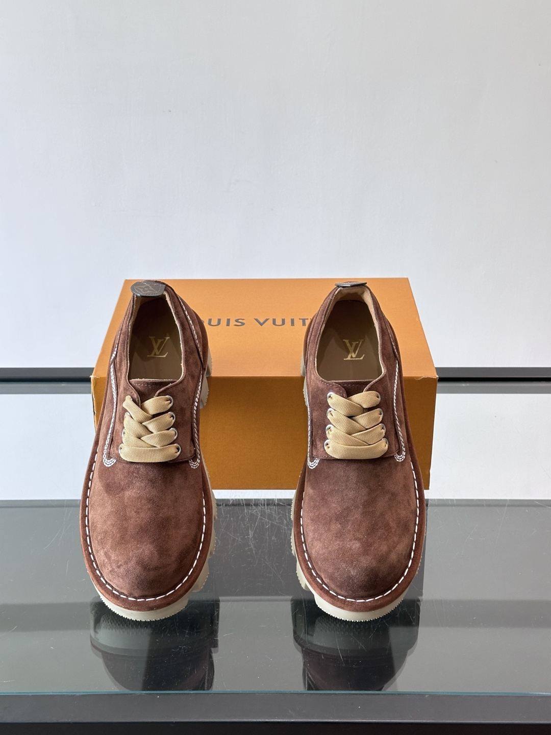 LV男士工装鞋，采用绒面皮革，质感细腻又耐穿。厚实齿轮状橡胶鞋底，抓地力和耐磨性都很棒，日常通勤或户外都