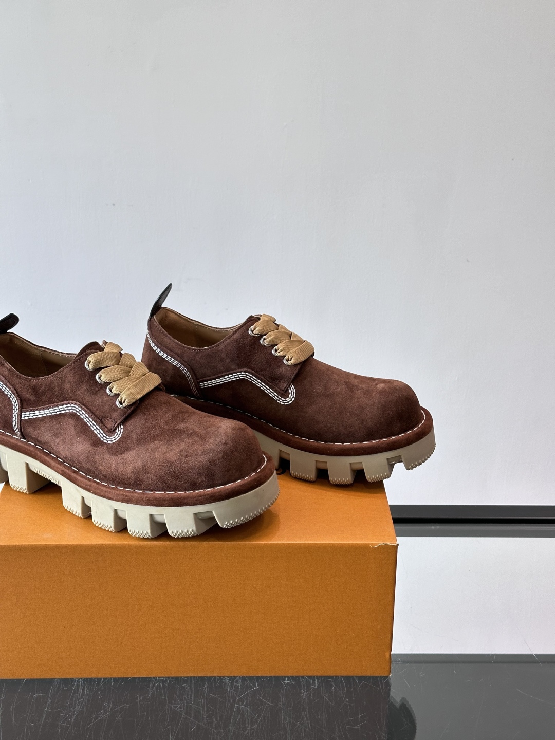 LV男士工装鞋，采用绒面皮革，质感细腻又耐穿。厚实齿轮状橡胶鞋底，抓地力和耐磨性都很棒，日常通勤或户外都