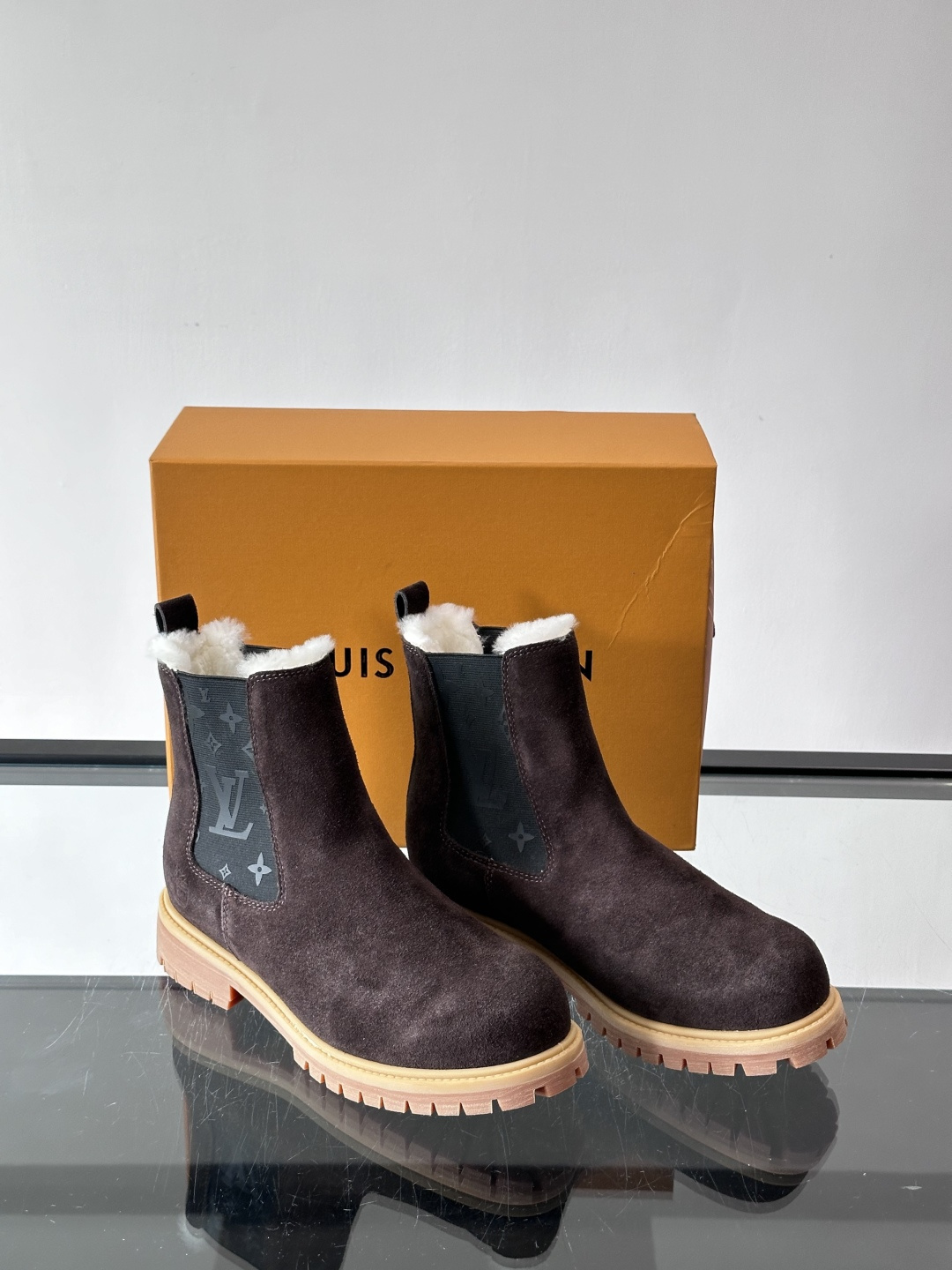 ◾️▫️L 奢品🆕新款高帮切尔西男靴（加绒内里），切尔西靴以潮流笔触重绎经典设计，光滑牛皮革衔接厚实橡胶