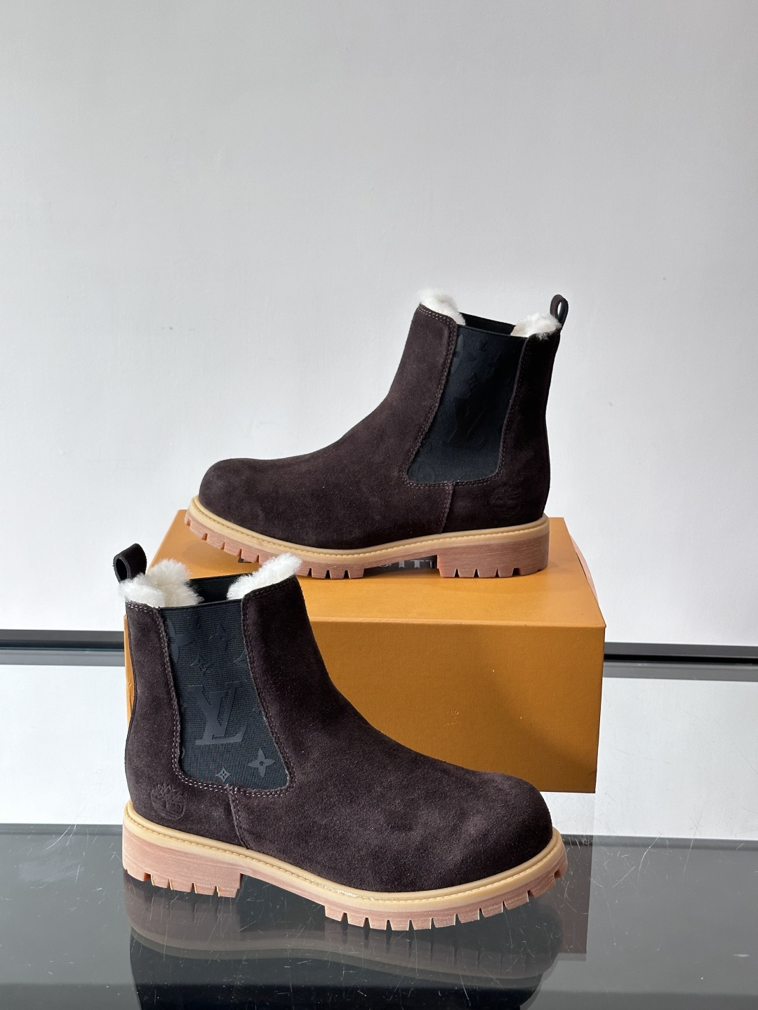 ◾️▫️L 奢品🆕新款高帮切尔西男靴（加绒内里），切尔西靴以潮流笔触重绎经典设计，光滑牛皮革衔接厚实橡胶