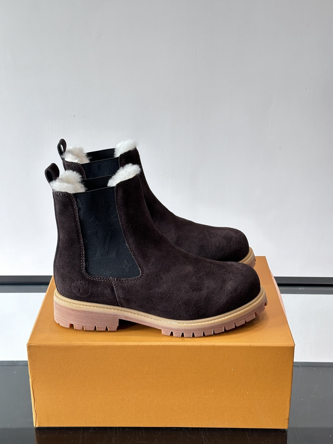 ◾️▫️L 奢品🆕新款高帮切尔西男靴（加绒内里），切尔西靴以潮流笔触重绎经典设计，光滑牛皮革衔接厚实橡胶