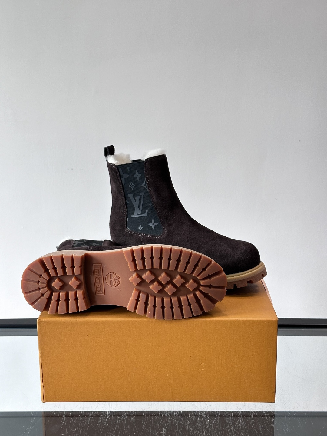 ◾️▫️L 奢品🆕新款高帮切尔西男靴（加绒内里），切尔西靴以潮流笔触重绎经典设计，光滑牛皮革衔接厚实橡胶