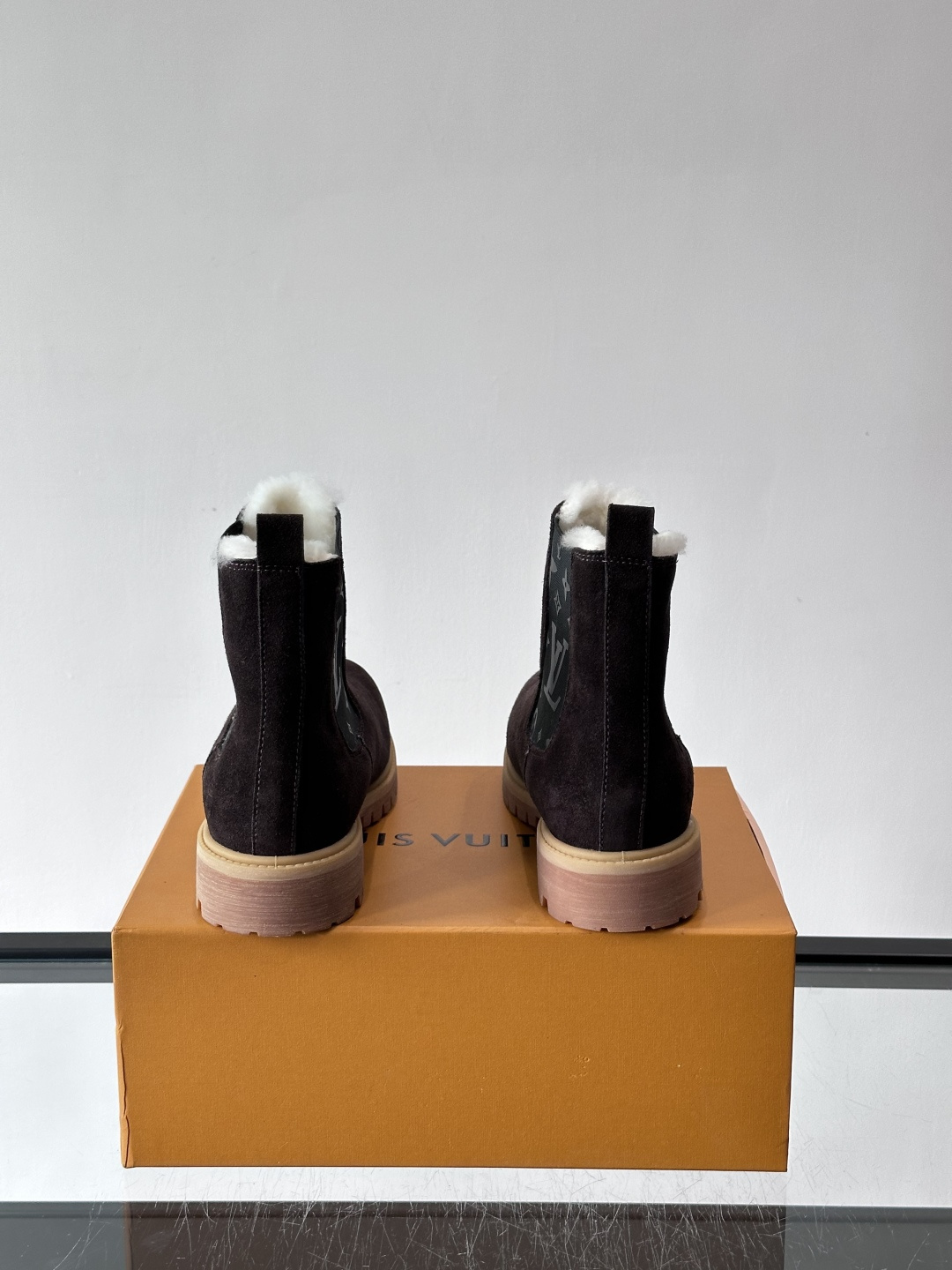 ◾️▫️L 奢品🆕新款高帮切尔西男靴（加绒内里），切尔西靴以潮流笔触重绎经典设计，光滑牛皮革衔接厚实橡胶