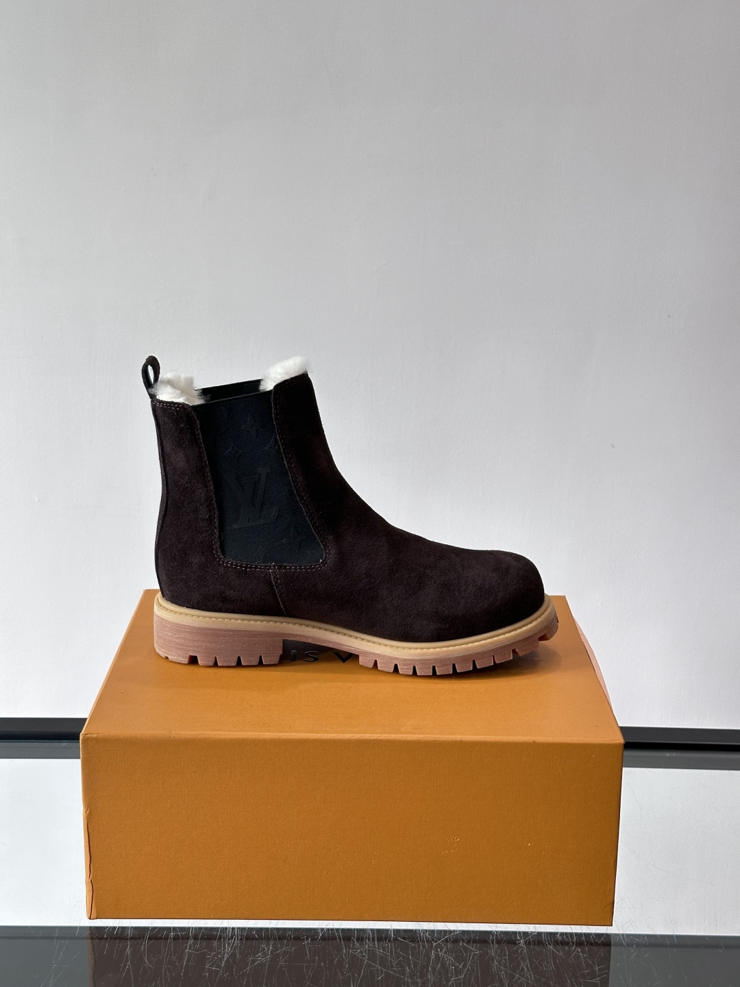 ◾️▫️L 奢品🆕新款高帮切尔西男靴（加绒内里），切尔西靴以潮流笔触重绎经典设计，光滑牛皮革衔接厚实橡胶
