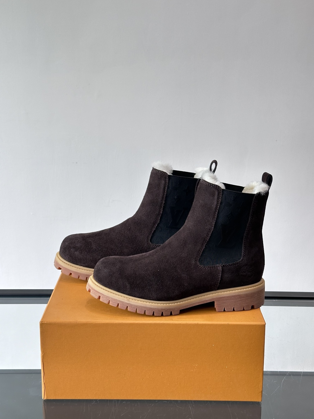 ◾️▫️L 奢品🆕新款高帮切尔西男靴（加绒内里），切尔西靴以潮流笔触重绎经典设计，光滑牛皮革衔接厚实橡胶