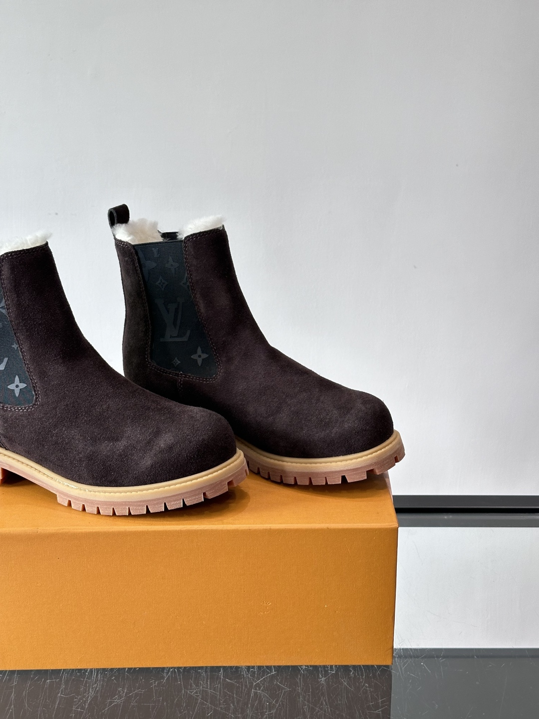 ◾️▫️L 奢品🆕新款高帮切尔西男靴（加绒内里），切尔西靴以潮流笔触重绎经典设计，光滑牛皮革衔接厚实橡胶