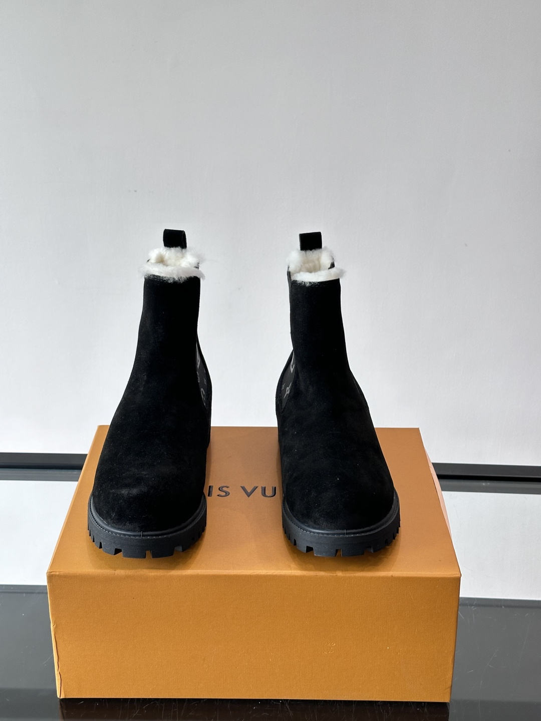 ◾️▫️L 奢品🆕新款高帮切尔西男靴（加绒内里），切尔西靴以潮流笔触重绎经典设计，光滑牛皮革衔接厚实橡胶