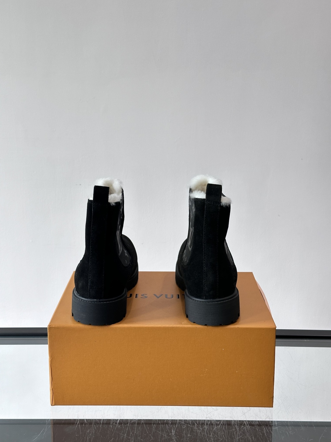 ◾️▫️L 奢品🆕新款高帮切尔西男靴（加绒内里），切尔西靴以潮流笔触重绎经典设计，光滑牛皮革衔接厚实橡胶