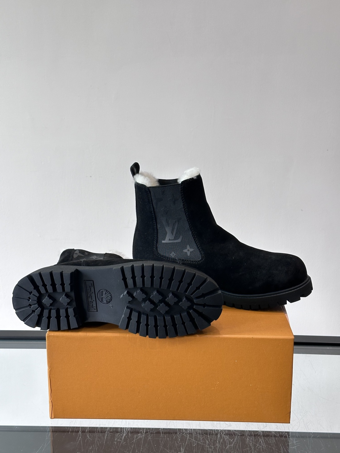 ◾️▫️L 奢品🆕新款高帮切尔西男靴（加绒内里），切尔西靴以潮流笔触重绎经典设计，光滑牛皮革衔接厚实橡胶