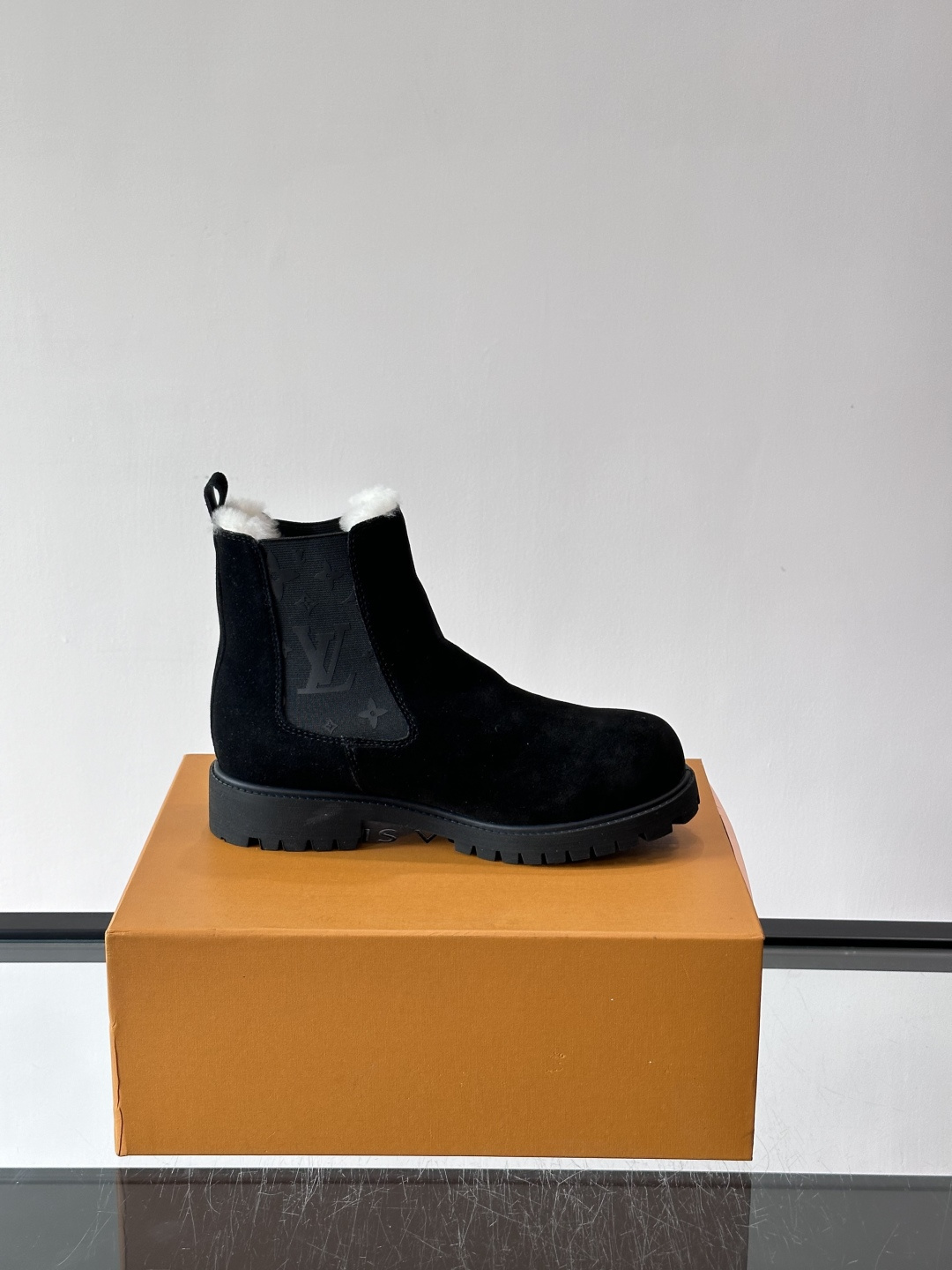 ◾️▫️L 奢品🆕新款高帮切尔西男靴（加绒内里），切尔西靴以潮流笔触重绎经典设计，光滑牛皮革衔接厚实橡胶