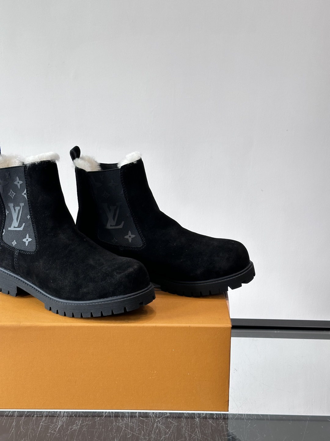 ◾️▫️L 奢品🆕新款高帮切尔西男靴（加绒内里），切尔西靴以潮流笔触重绎经典设计，光滑牛皮革衔接厚实橡胶