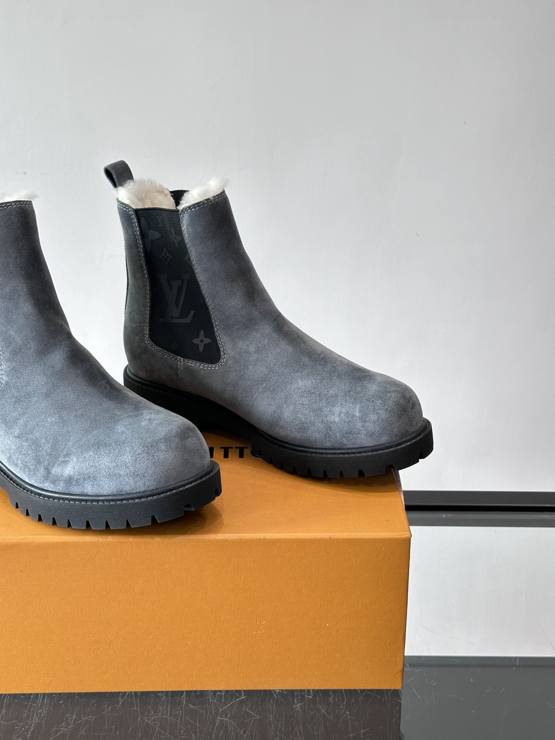 ◾️▫️L 奢品🆕新款高帮切尔西男靴（加绒内里），切尔西靴以潮流笔触重绎经典设计，光滑牛皮革衔接厚实橡胶
