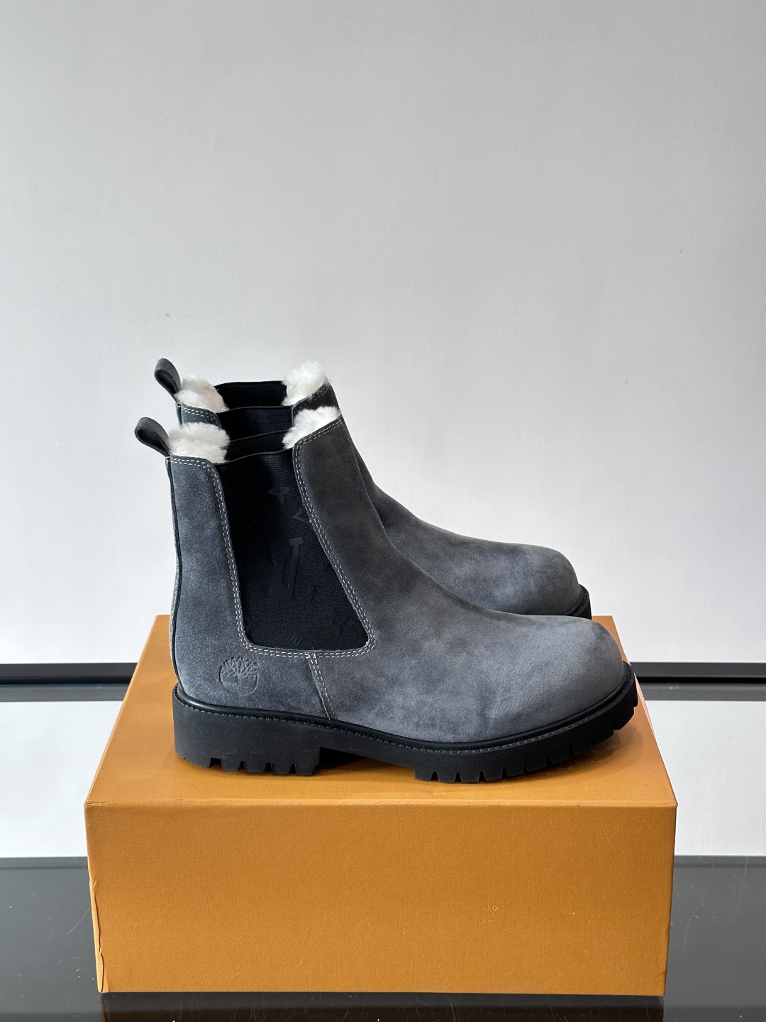 ◾️▫️L 奢品🆕新款高帮切尔西男靴（加绒内里），切尔西靴以潮流笔触重绎经典设计，光滑牛皮革衔接厚实橡胶