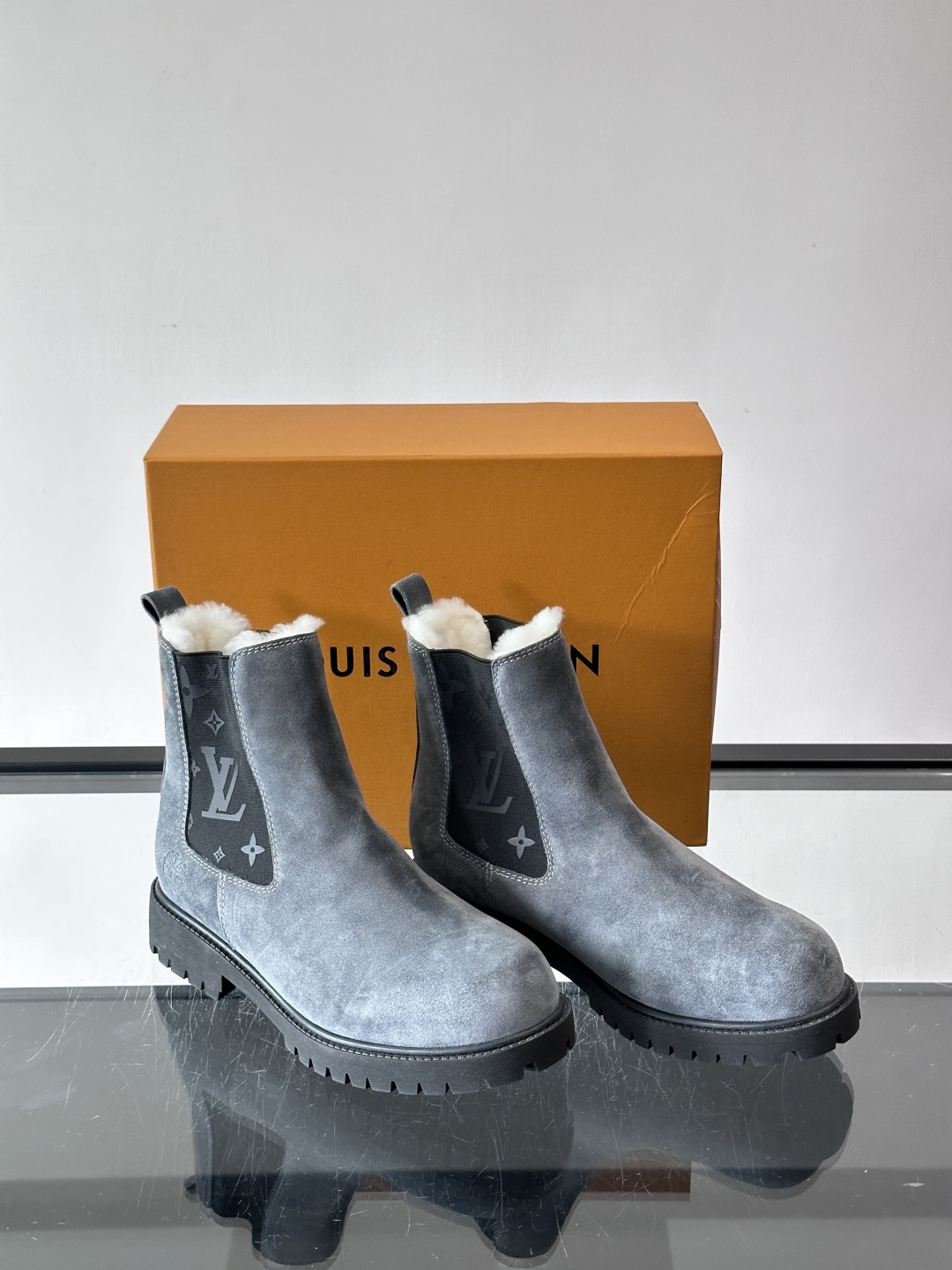 ◾️▫️L 奢品🆕新款高帮切尔西男靴（加绒内里），切尔西靴以潮流笔触重绎经典设计，光滑牛皮革衔接厚实橡胶