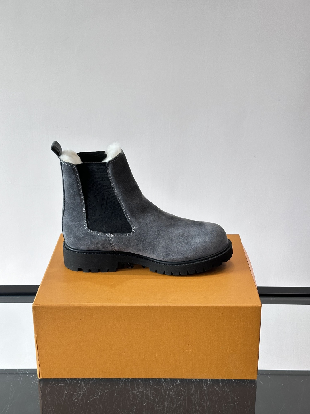 ◾️▫️L 奢品🆕新款高帮切尔西男靴（加绒内里），切尔西靴以潮流笔触重绎经典设计，光滑牛皮革衔接厚实橡胶