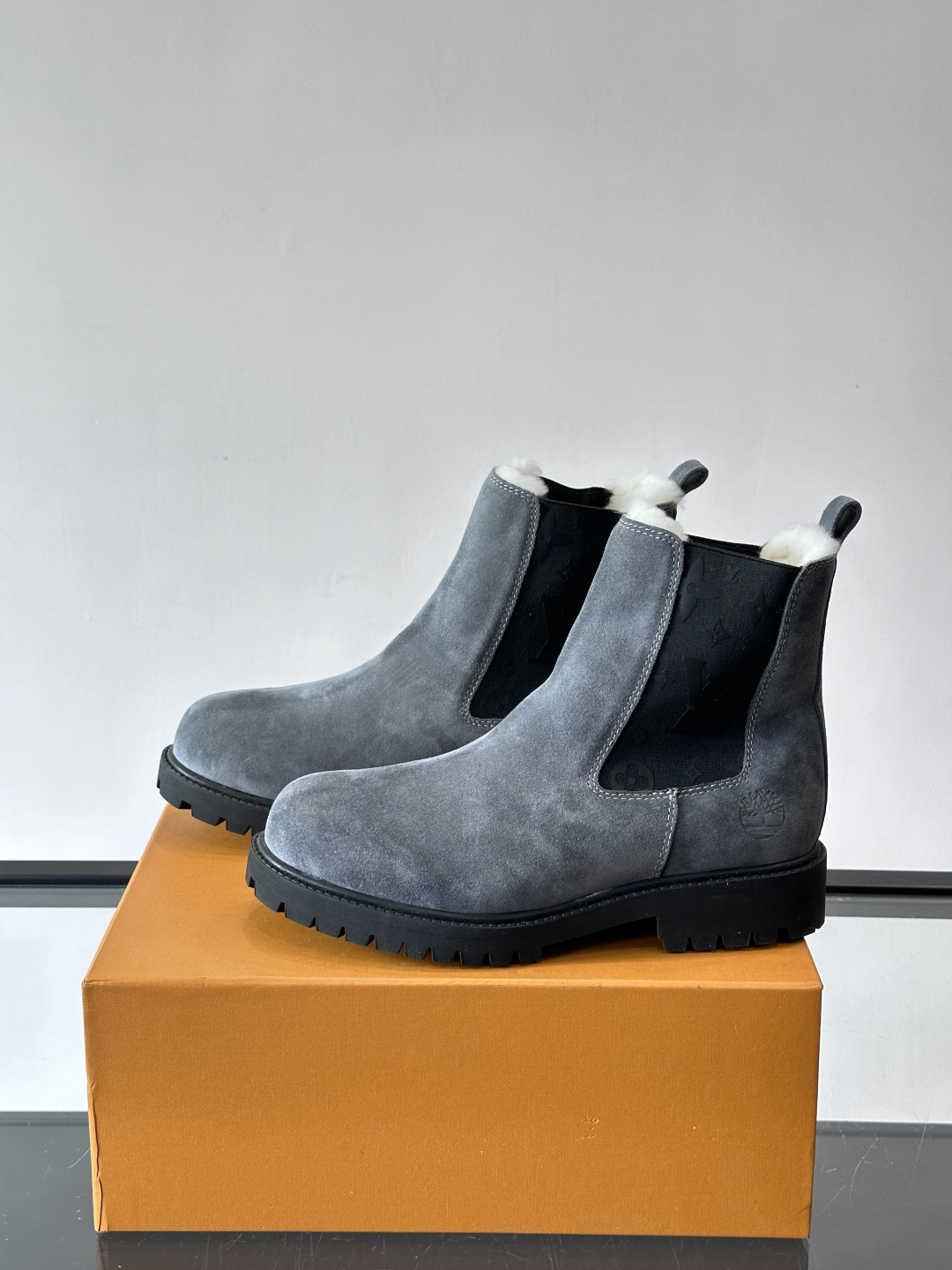 ◾️▫️L 奢品🆕新款高帮切尔西男靴（加绒内里），切尔西靴以潮流笔触重绎经典设计，光滑牛皮革衔接厚实橡胶