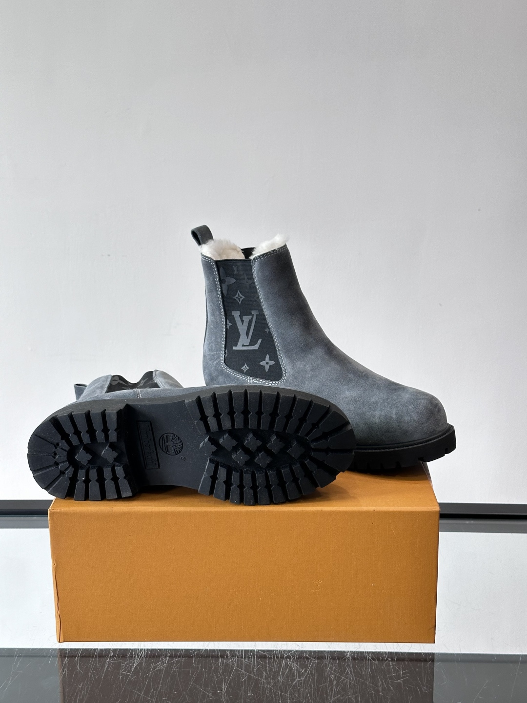 ◾️▫️L 奢品🆕新款高帮切尔西男靴（加绒内里），切尔西靴以潮流笔触重绎经典设计，光滑牛皮革衔接厚实橡胶