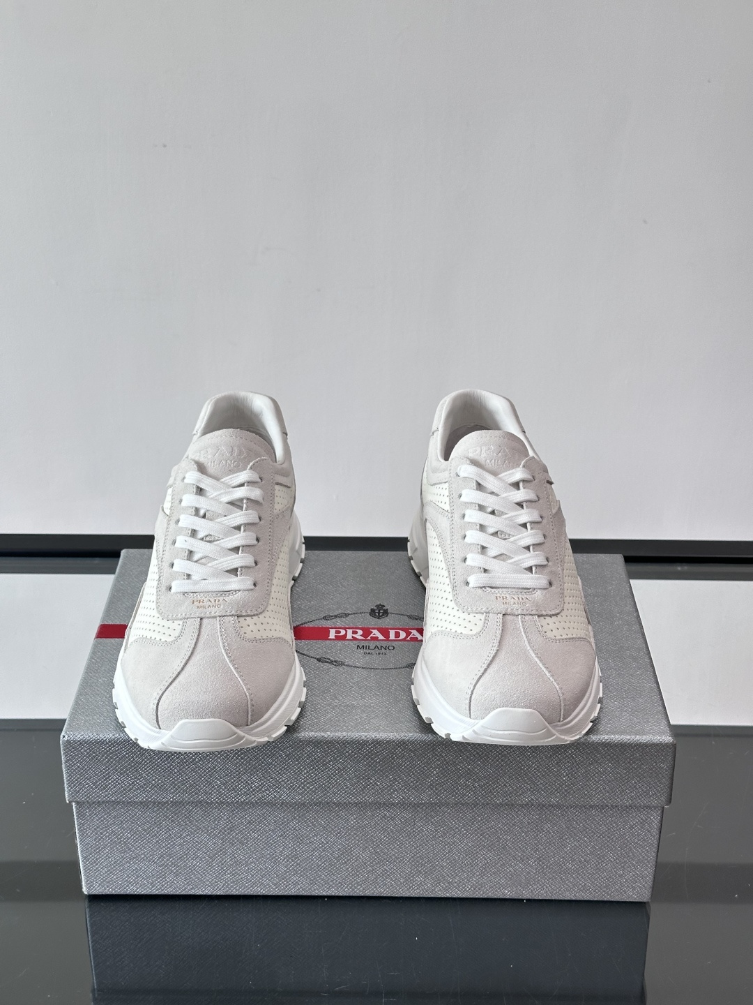 Prada男款厚底运动鞋，牛皮革+透气网面。低调奢华感满满✨。厚底设计不仅增高，还超舒适，日常穿搭或轻运