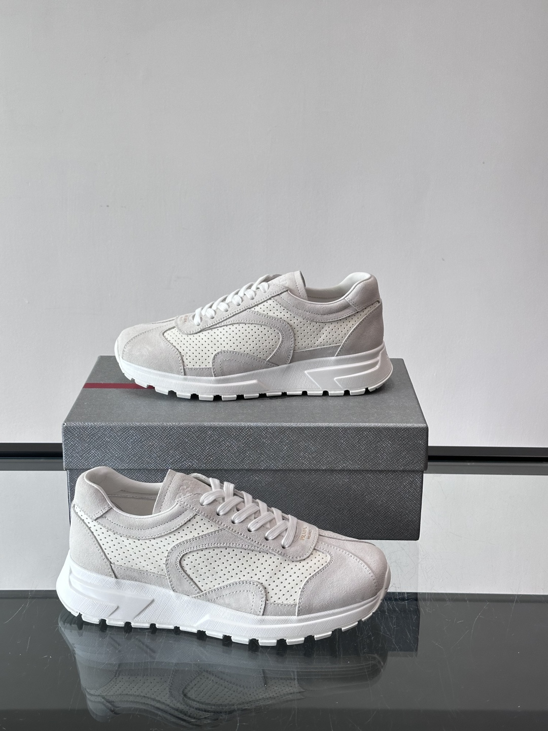 Prada男款厚底运动鞋，牛皮革+透气网面。低调奢华感满满✨。厚底设计不仅增高，还超舒适，日常穿搭或轻运