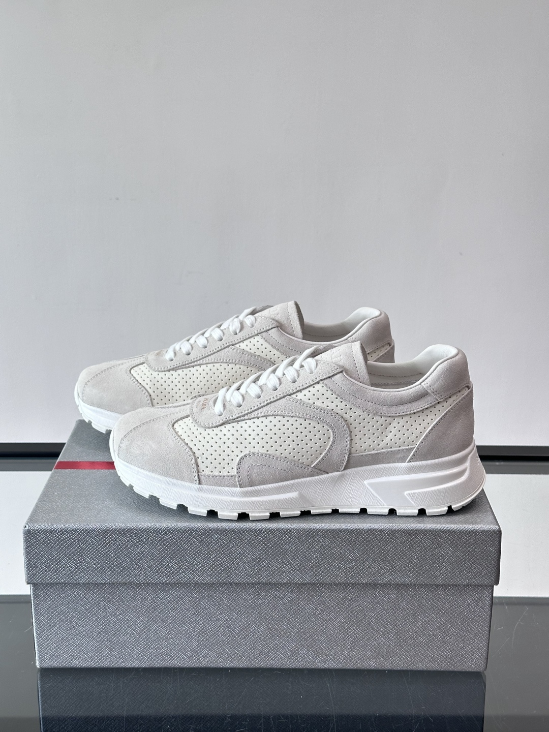 Prada男款厚底运动鞋，牛皮革+透气网面。低调奢华感满满✨。厚底设计不仅增高，还超舒适，日常穿搭或轻运