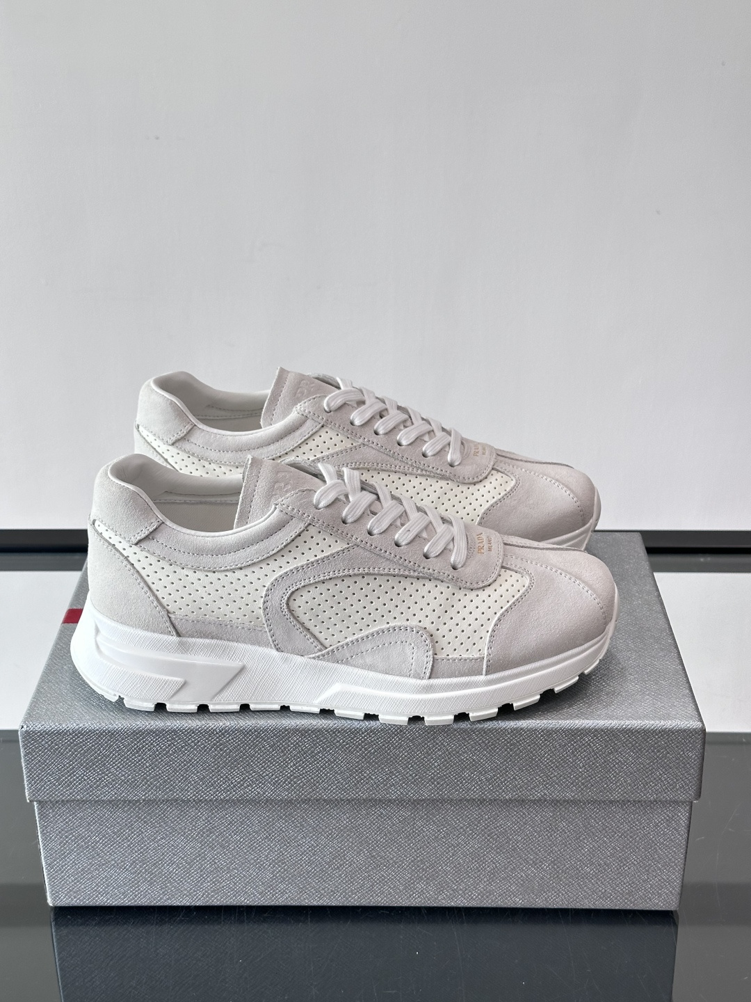 Prada男款厚底运动鞋，牛皮革+透气网面。低调奢华感满满✨。厚底设计不仅增高，还超舒适，日常穿搭或轻运