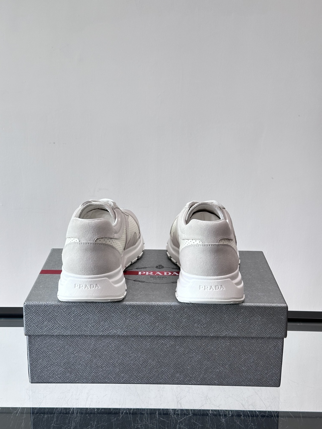 Prada男款厚底运动鞋，牛皮革+透气网面。低调奢华感满满✨。厚底设计不仅增高，还超舒适，日常穿搭或轻运