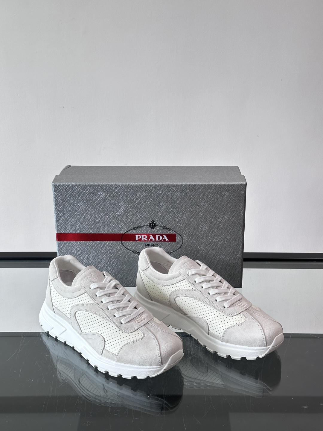 Prada男款厚底运动鞋，牛皮革+透气网面。低调奢华感满满✨。厚底设计不仅增高，还超舒适，日常穿搭或轻运