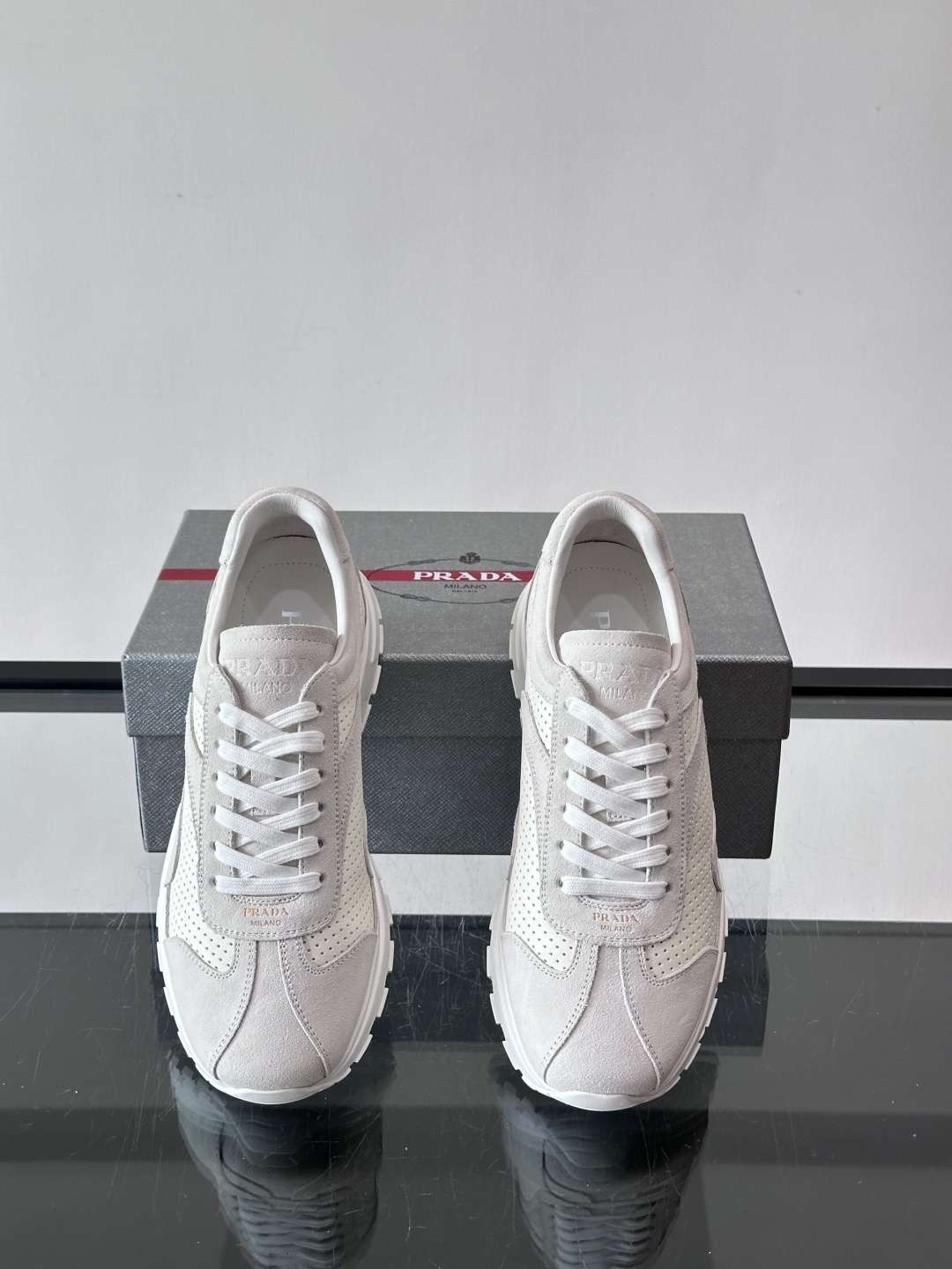 Prada男款厚底运动鞋，牛皮革+透气网面。低调奢华感满满✨。厚底设计不仅增高，还超舒适，日常穿搭或轻运