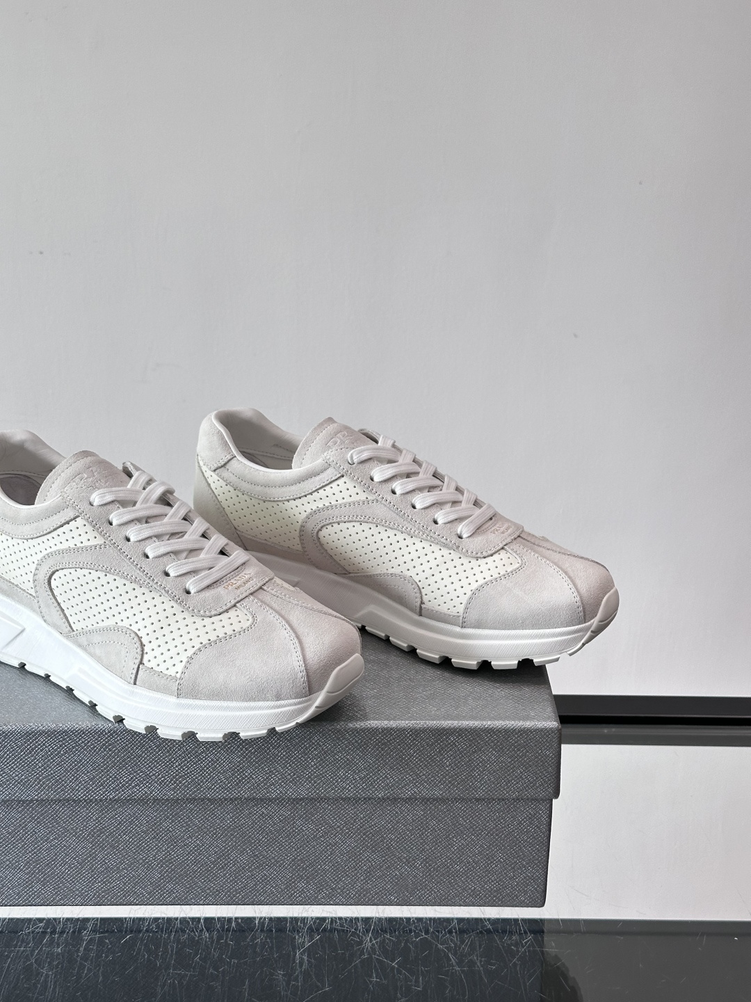 Prada男款厚底运动鞋，牛皮革+透气网面。低调奢华感满满✨。厚底设计不仅增高，还超舒适，日常穿搭或轻运