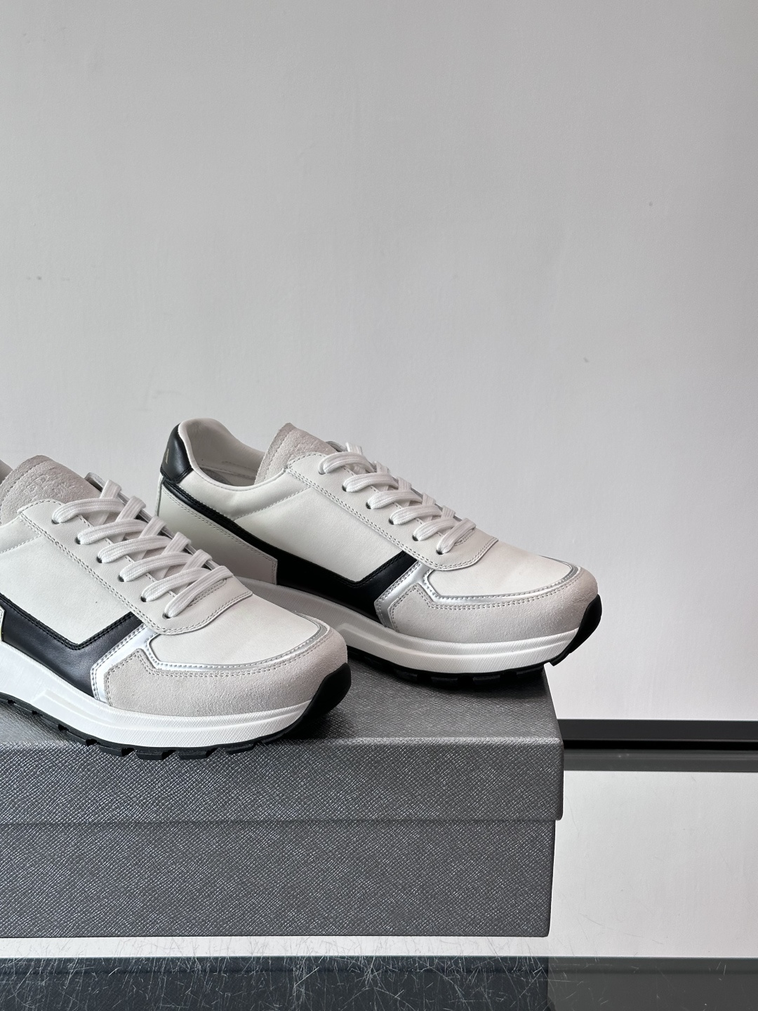 Prada男款厚底运动鞋，牛皮革+透气网面。低调奢华感满满✨。厚底设计不仅增高，还超舒适，日常穿搭或轻运