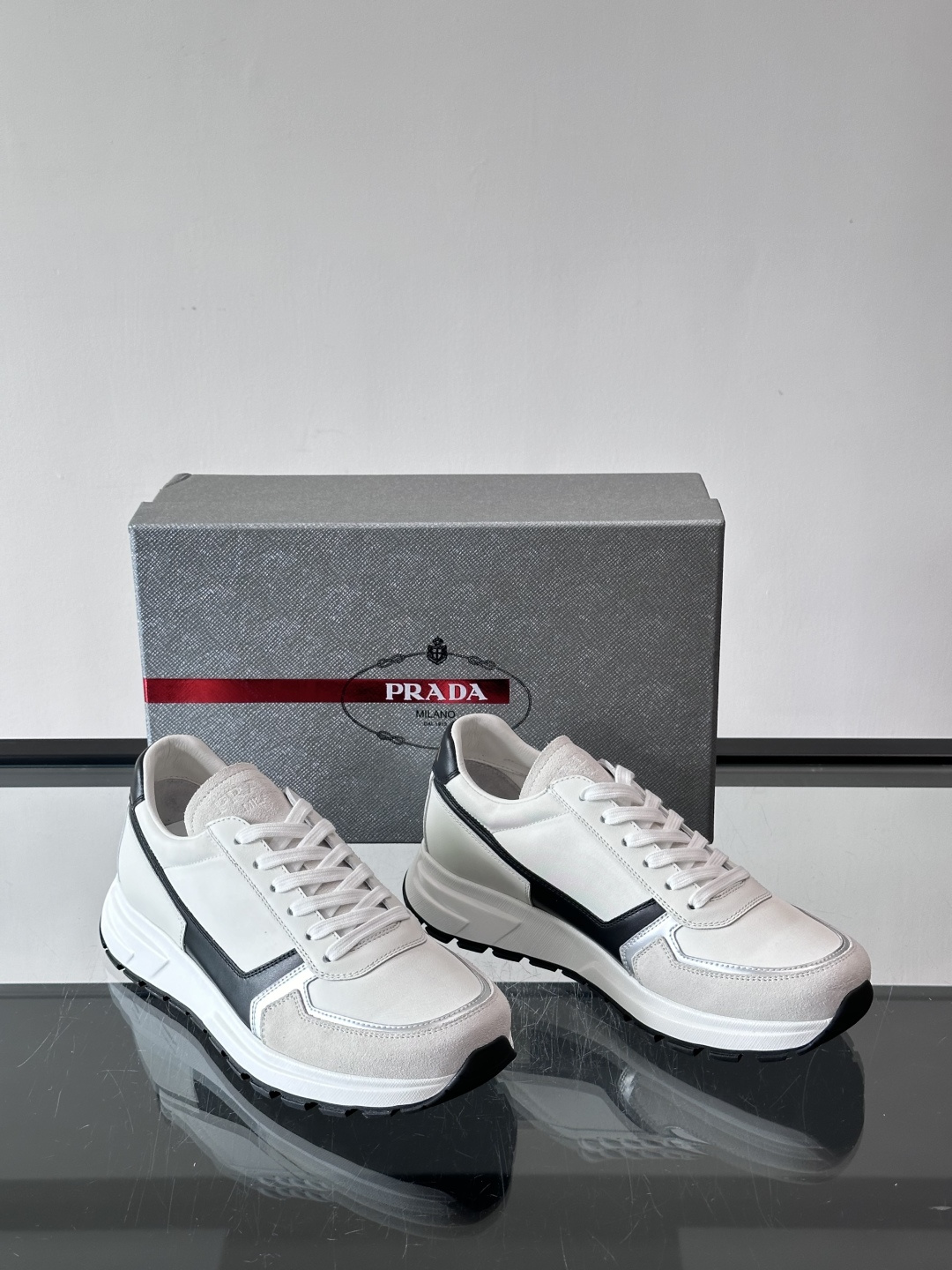 Prada男款厚底运动鞋，牛皮革+透气网面。低调奢华感满满✨。厚底设计不仅增高，还超舒适，日常穿搭或轻运