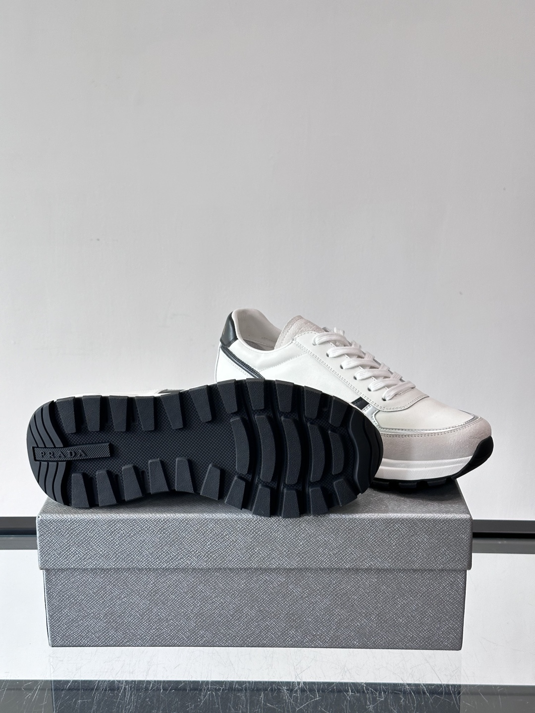 Prada男款厚底运动鞋，牛皮革+透气网面。低调奢华感满满✨。厚底设计不仅增高，还超舒适，日常穿搭或轻运