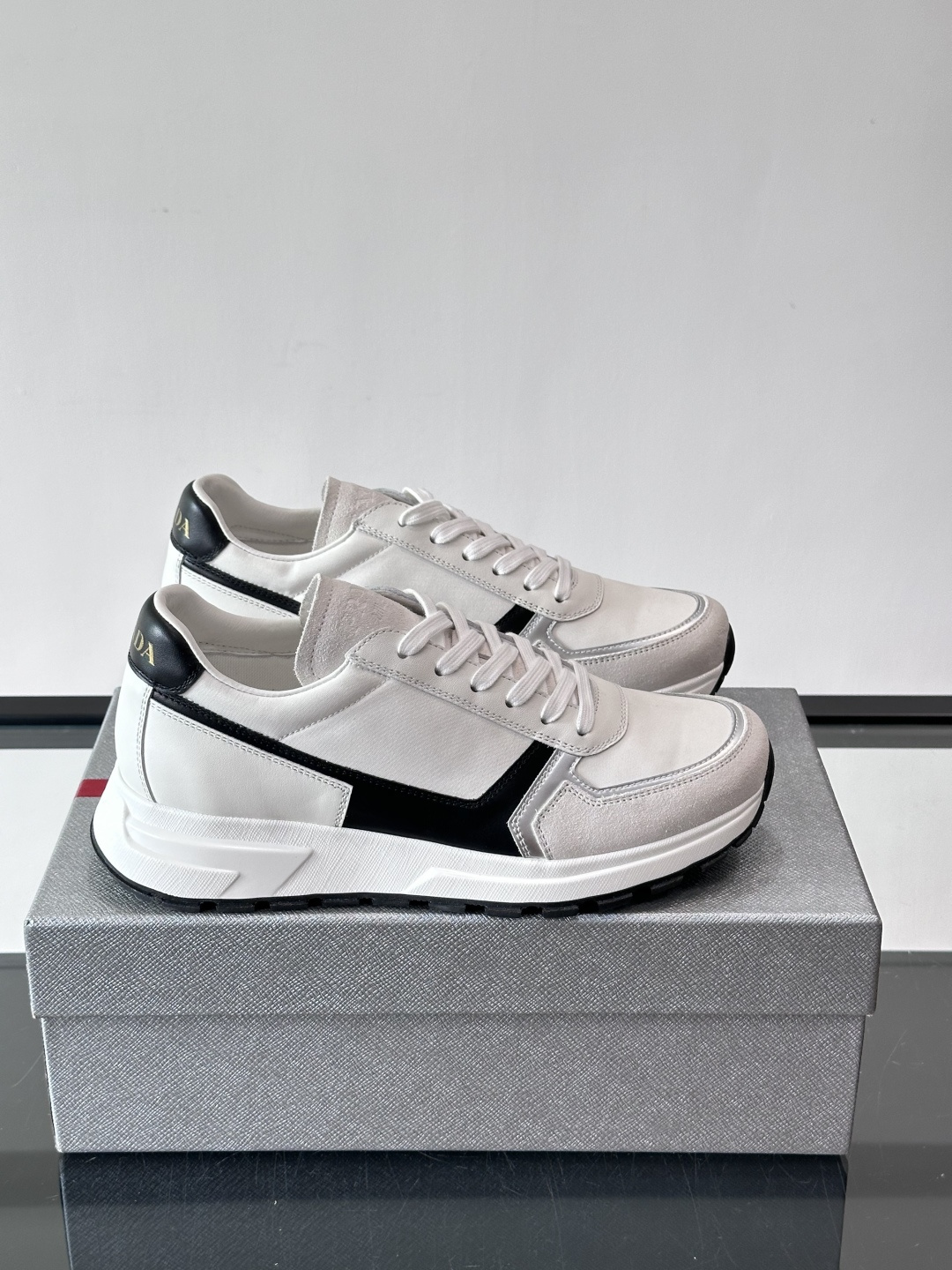 Prada男款厚底运动鞋，牛皮革+透气网面。低调奢华感满满✨。厚底设计不仅增高，还超舒适，日常穿搭或轻运