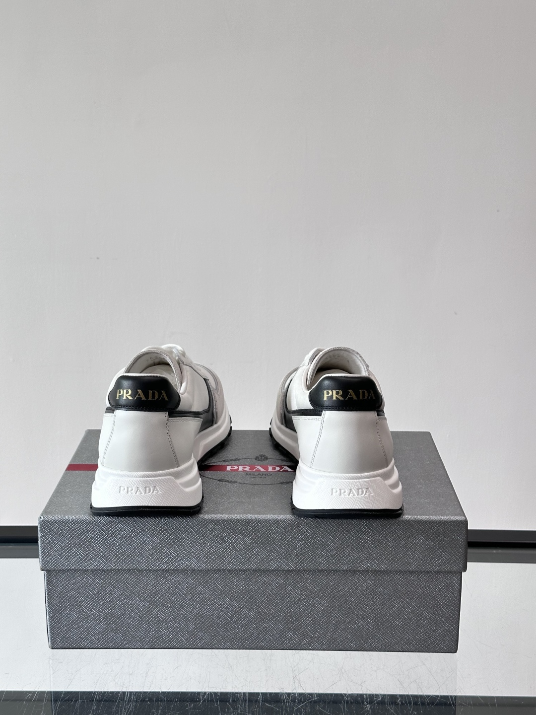 Prada男款厚底运动鞋，牛皮革+透气网面。低调奢华感满满✨。厚底设计不仅增高，还超舒适，日常穿搭或轻运