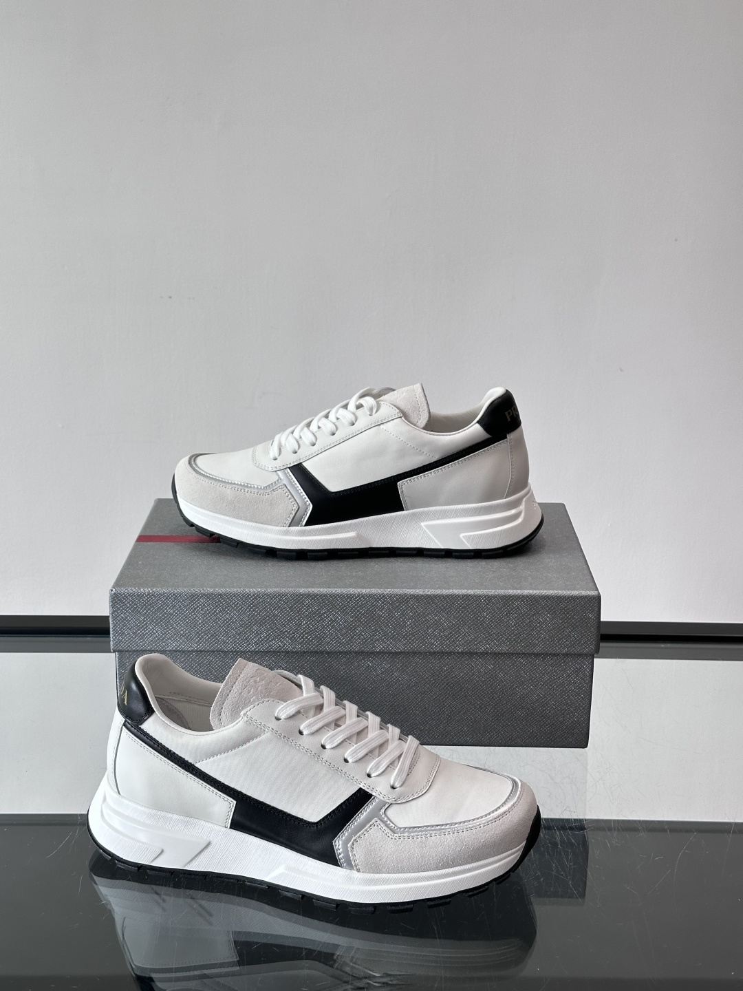 Prada男款厚底运动鞋，牛皮革+透气网面。低调奢华感满满✨。厚底设计不仅增高，还超舒适，日常穿搭或轻运