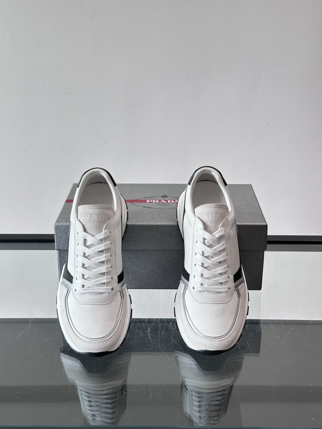 Prada男款厚底运动鞋，牛皮革+透气网面。低调奢华感满满✨。厚底设计不仅增高，还超舒适，日常穿搭或轻运