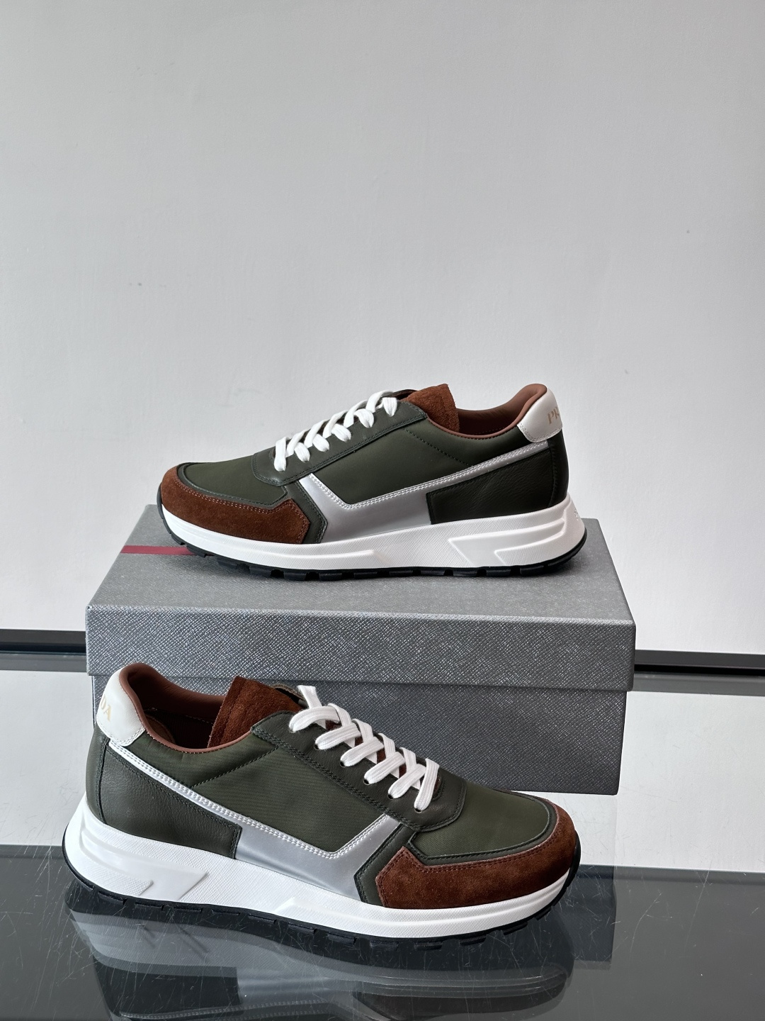 Prada男款厚底运动鞋，牛皮革+透气网面。低调奢华感满满✨。厚底设计不仅增高，还超舒适，日常穿搭或轻运