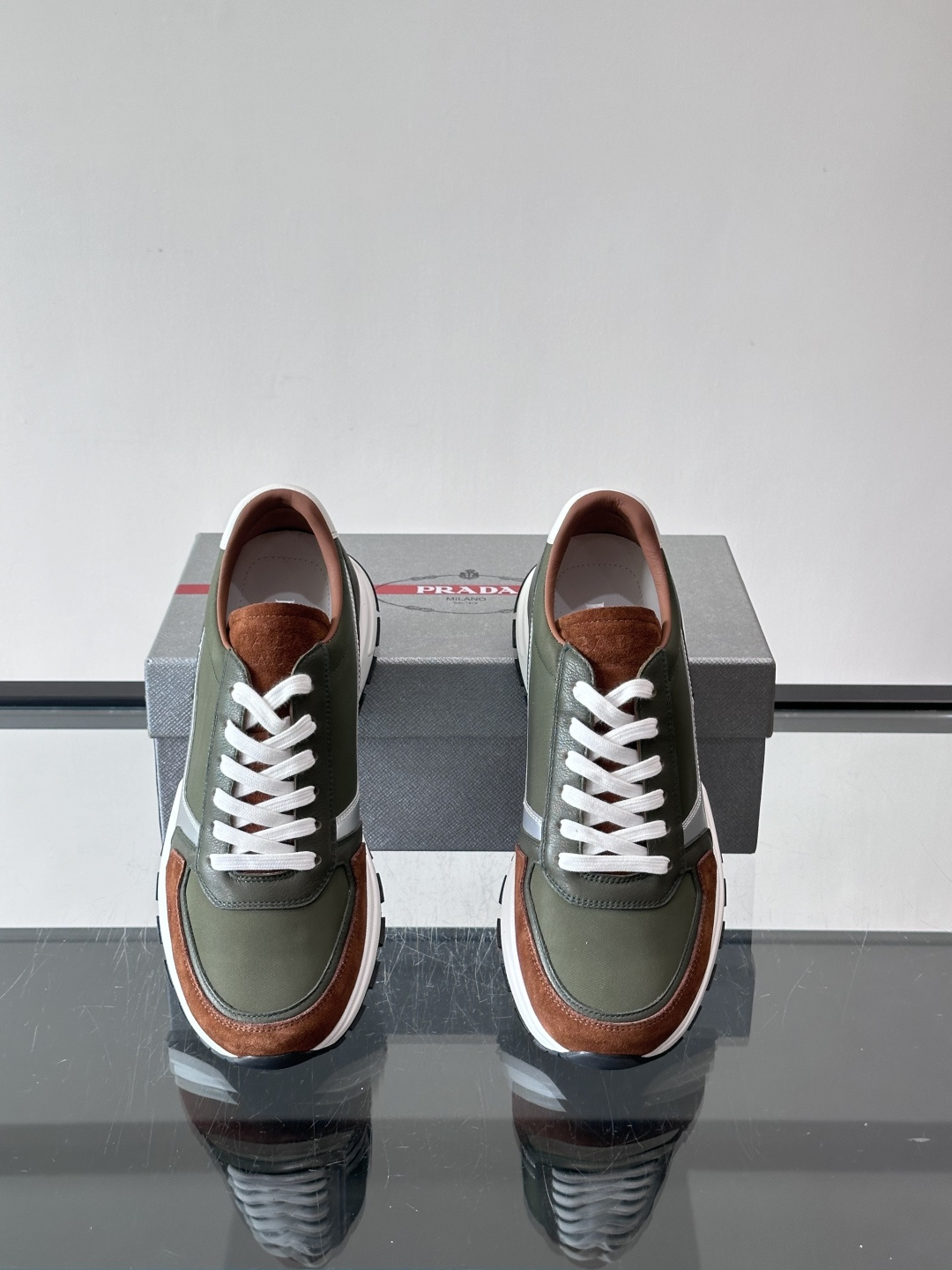 Prada男款厚底运动鞋，牛皮革+透气网面。低调奢华感满满✨。厚底设计不仅增高，还超舒适，日常穿搭或轻运