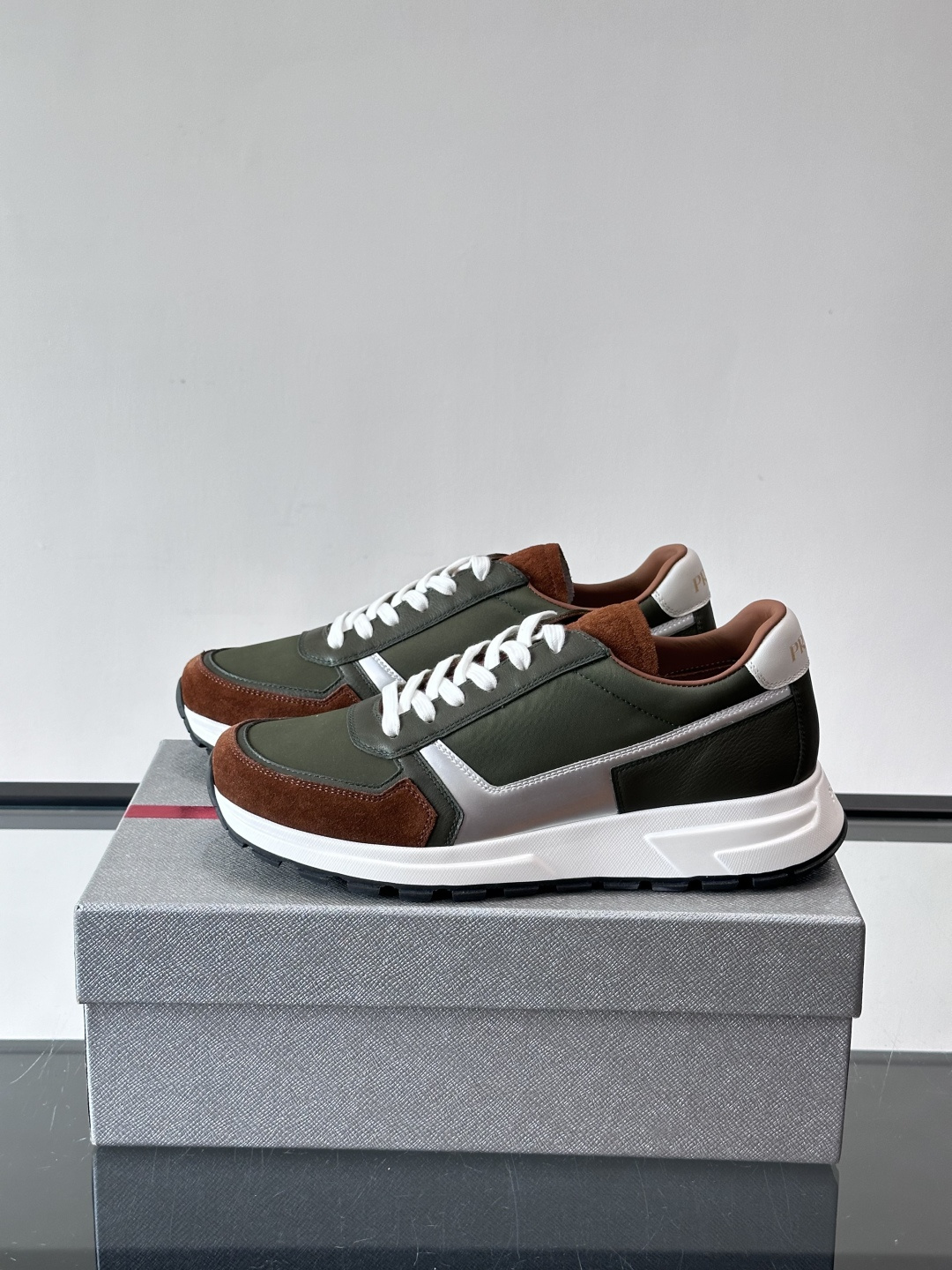 Prada男款厚底运动鞋，牛皮革+透气网面。低调奢华感满满✨。厚底设计不仅增高，还超舒适，日常穿搭或轻运