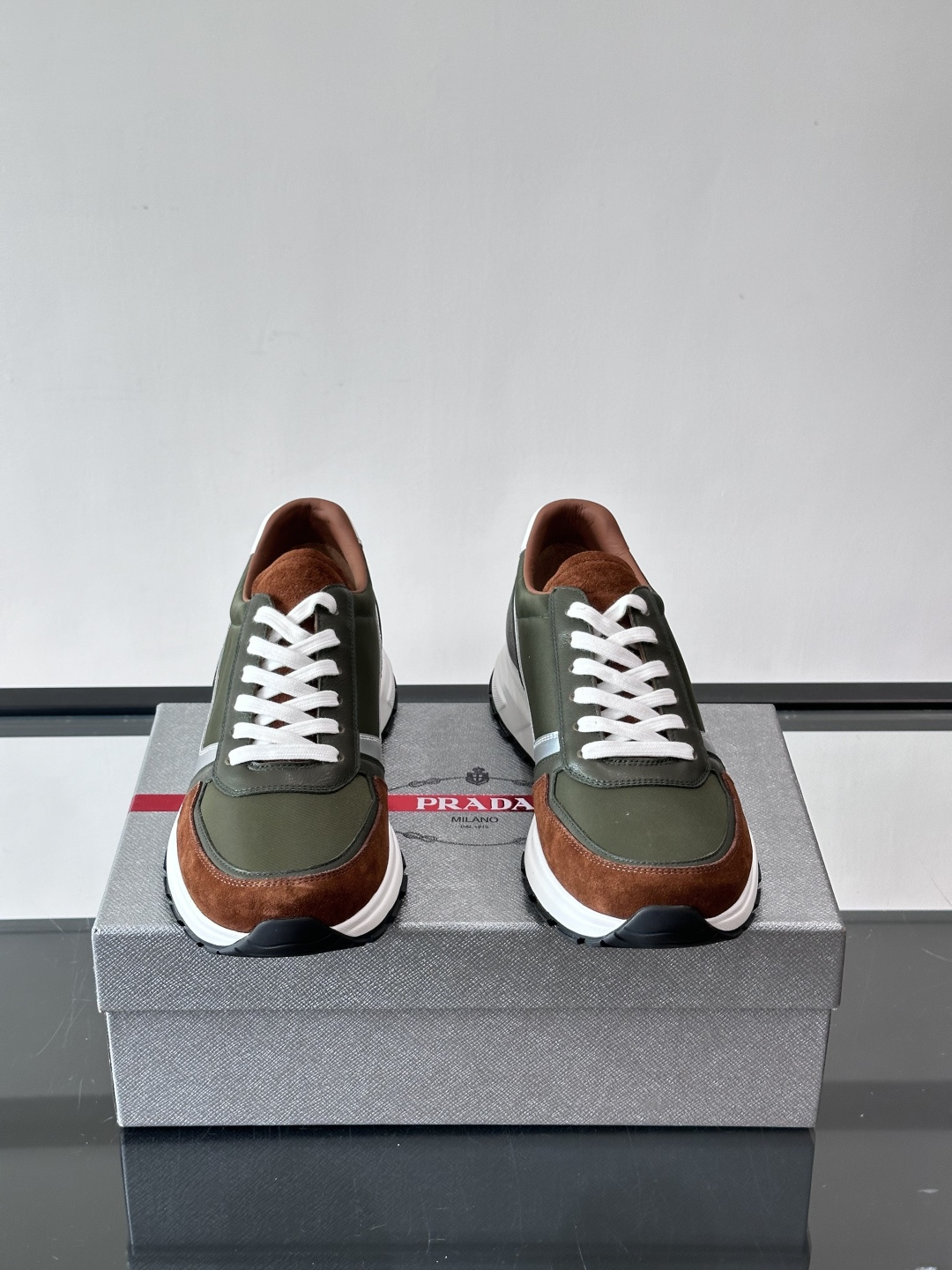 Prada男款厚底运动鞋，牛皮革+透气网面。低调奢华感满满✨。厚底设计不仅增高，还超舒适，日常穿搭或轻运