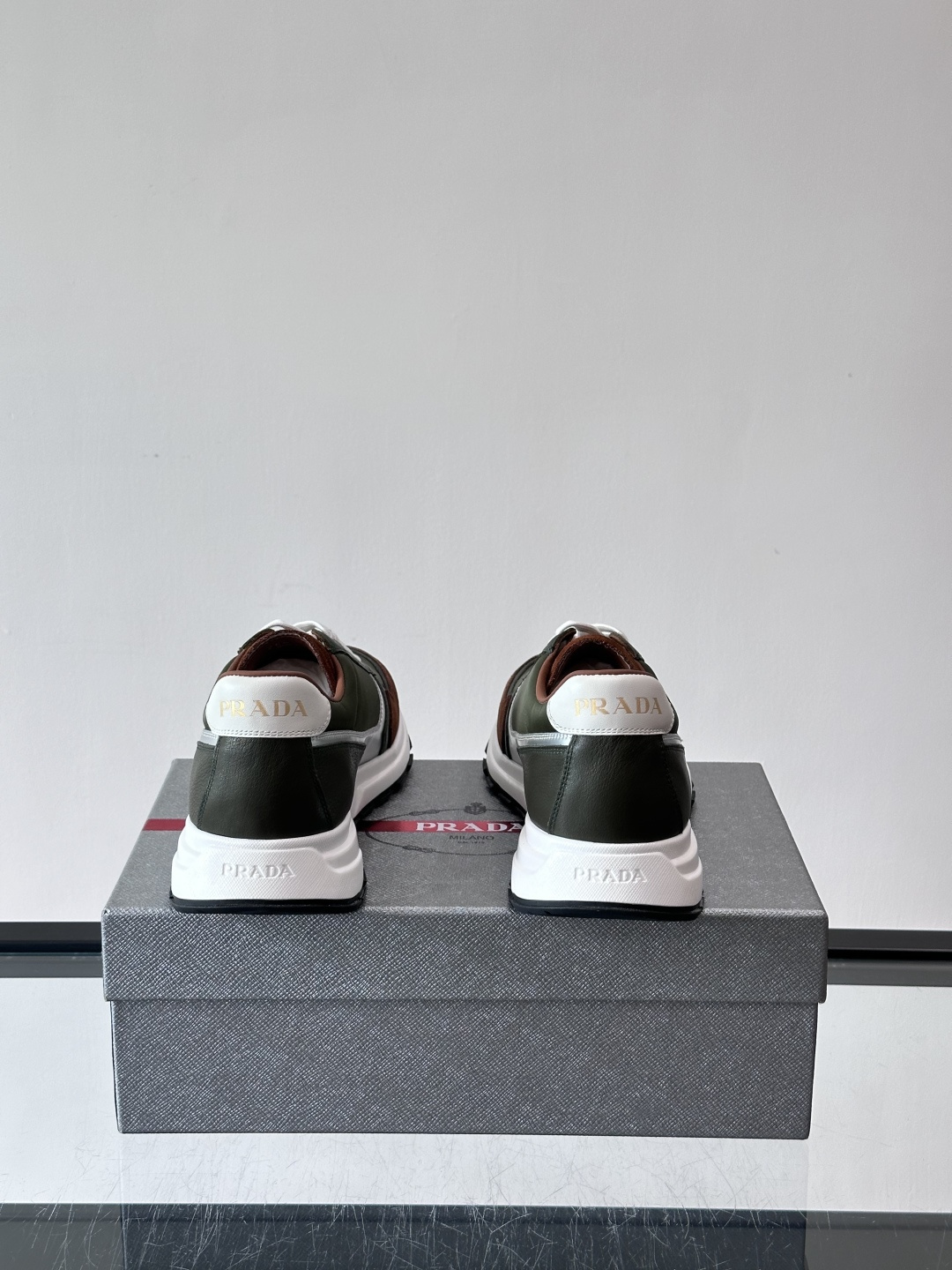 Prada男款厚底运动鞋，牛皮革+透气网面。低调奢华感满满✨。厚底设计不仅增高，还超舒适，日常穿搭或轻运