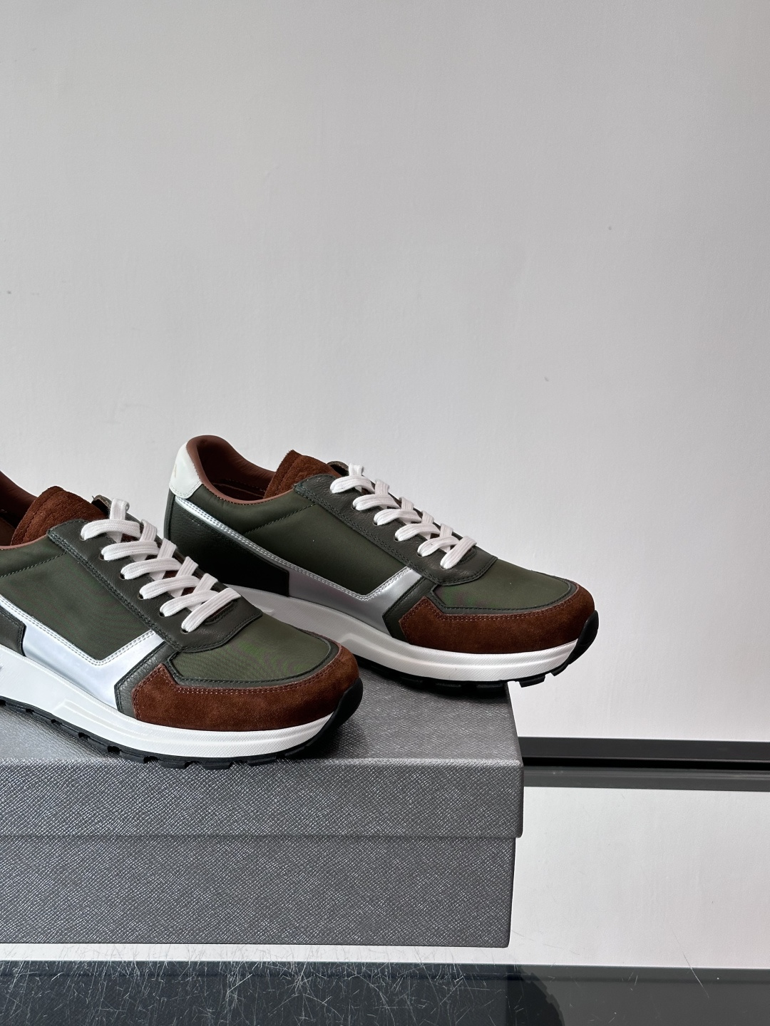 Prada男款厚底运动鞋，牛皮革+透气网面。低调奢华感满满✨。厚底设计不仅增高，还超舒适，日常穿搭或轻运