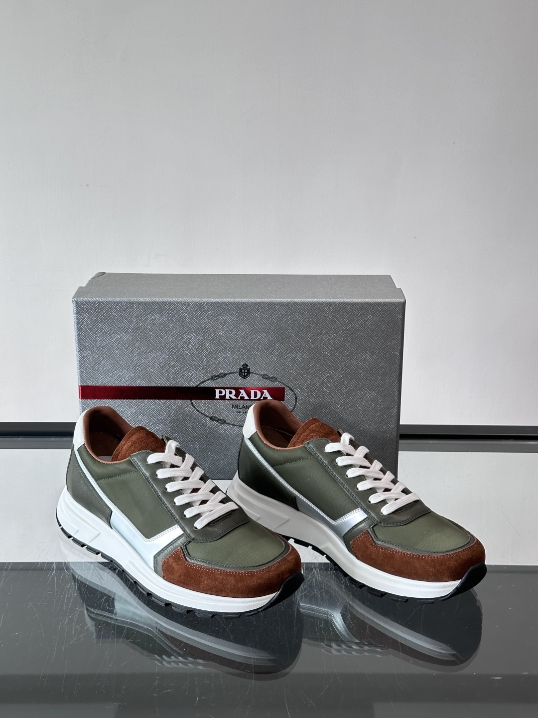 Prada男款厚底运动鞋，牛皮革+透气网面。低调奢华感满满✨。厚底设计不仅增高，还超舒适，日常穿搭或轻运