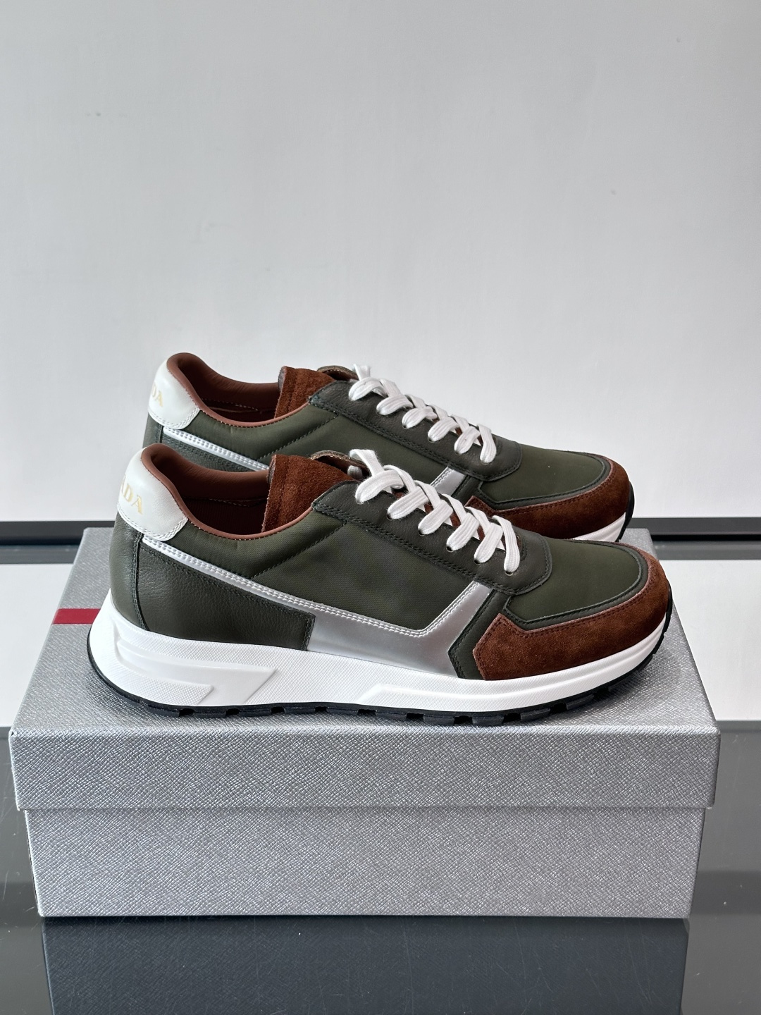 Prada男款厚底运动鞋，牛皮革+透气网面。低调奢华感满满✨。厚底设计不仅增高，还超舒适，日常穿搭或轻运