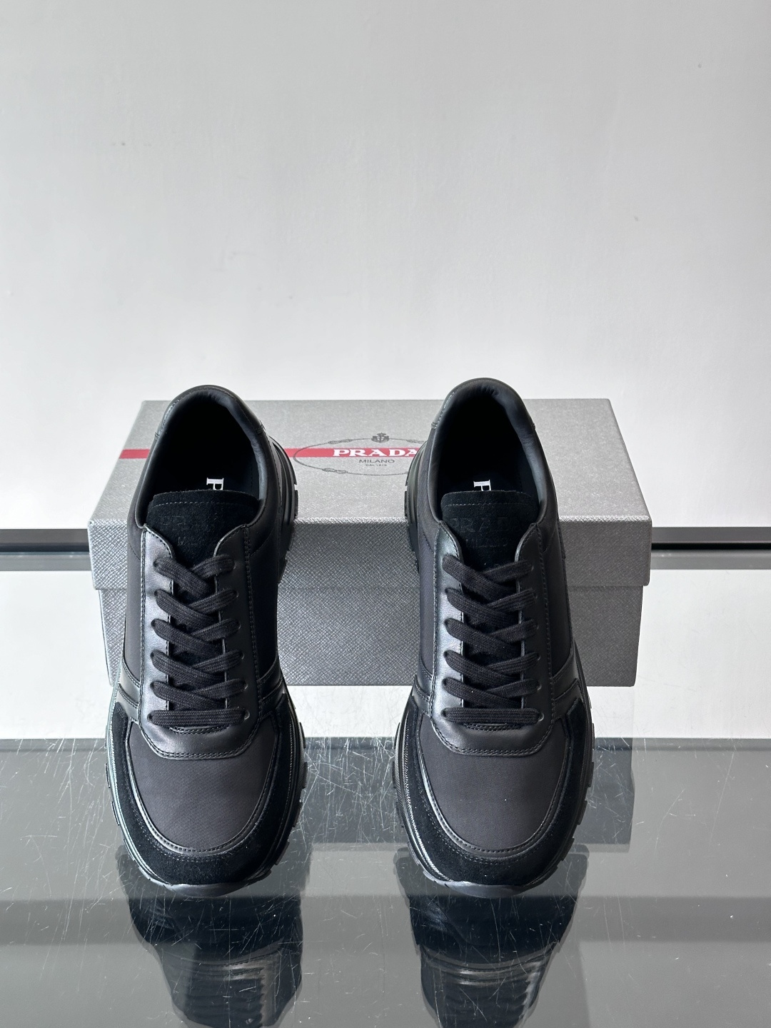 Prada男款厚底运动鞋，牛皮革+透气网面。低调奢华感满满✨。厚底设计不仅增高，还超舒适，日常穿搭或轻运